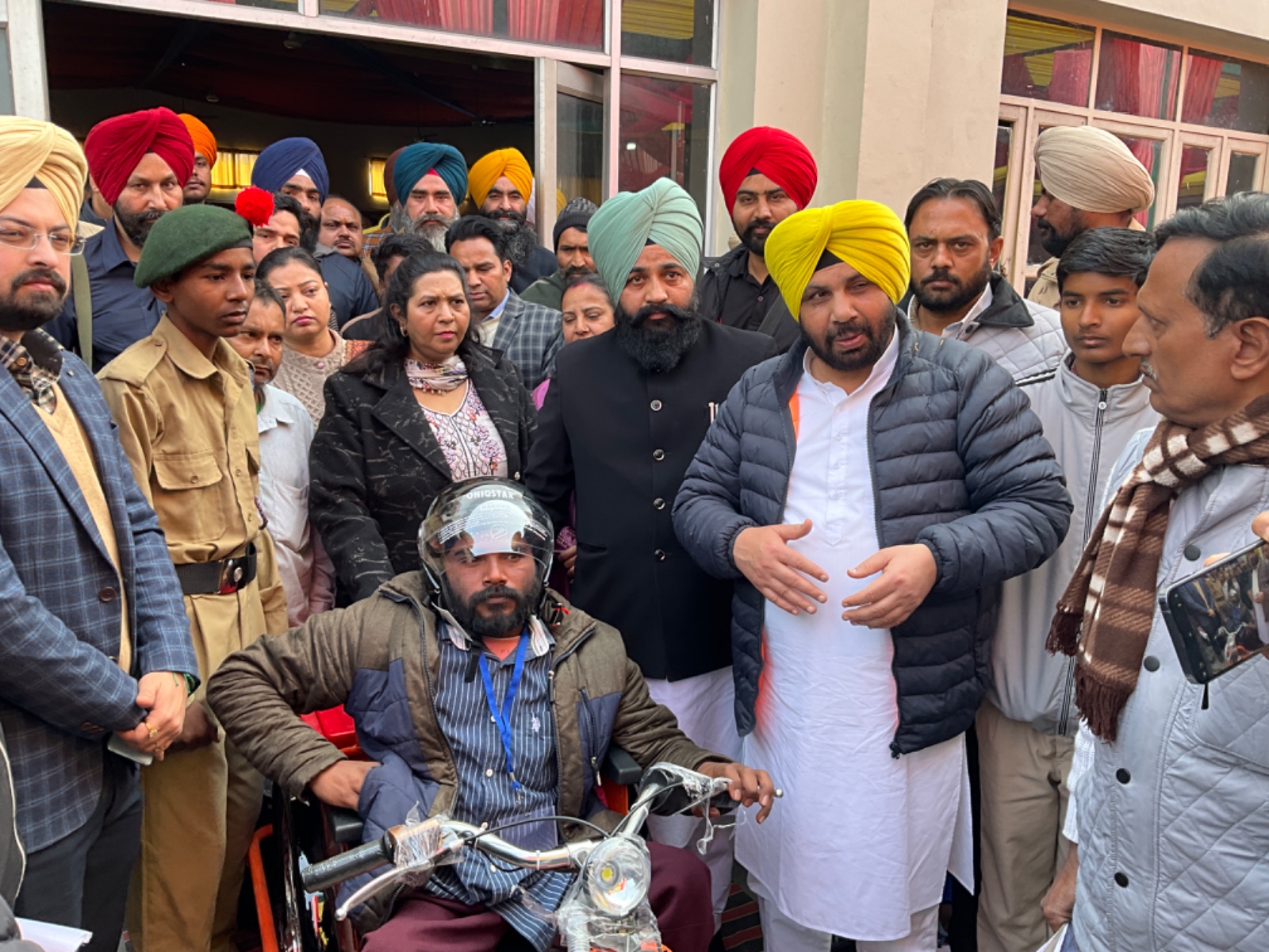 ਸ: ਹਰਭਜਨ ਸਿੰਘ ਈ.ਟੀ.ਓ ਕੈਬਨਿਟ ਮੰਤਰੀ ਪੰਜਾਬ ਦਿਵਿਆਂਗ ਵਿਅਕਤੀਆਂ ਨੂੰ ਸਹਾਇਕ ਉਪਕਰਨ ਵੰਡਦੇ ਹੋਏ।