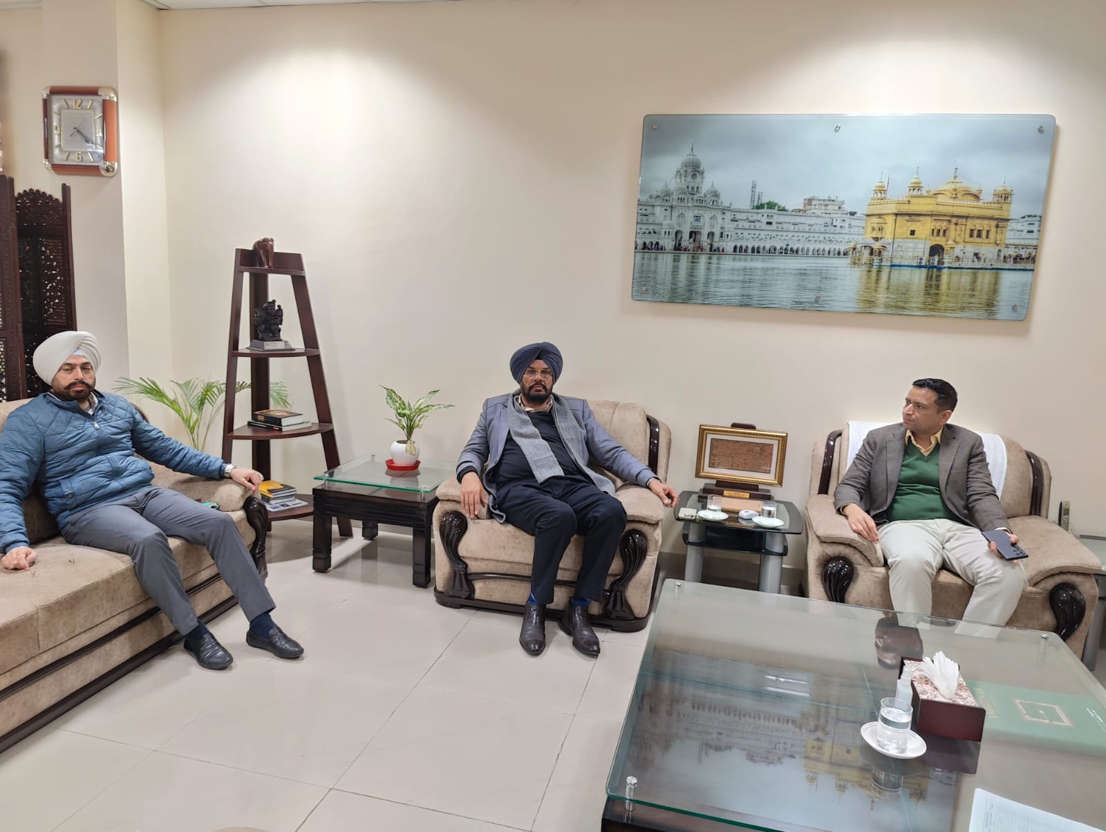 ਐਨ.ਆਰ.ਆਈਜ਼ ਮਾਮਲਿਆਂ ਦੇ ਮੰਤਰੀ ਕੁਲਦੀਪ ਸਿੰਘ ਧਾਲੀਵਾਲ ਡਿਪਟੀ ਕਮਿਸ਼ਨਰ ਅੰਮ੍ਰਿਤਸਰ ਸ੍ਰੀ ਘਨਸ਼ਾਮ ਥੋਰੀ ਨਾਲ ਐਨ.ਆਰ.ਆਈ ਮਿਲਣੀ ਸਬੰਧੀ ਮੀਟਿੰਗ ਕਰਦੇ ਹੋਏ।