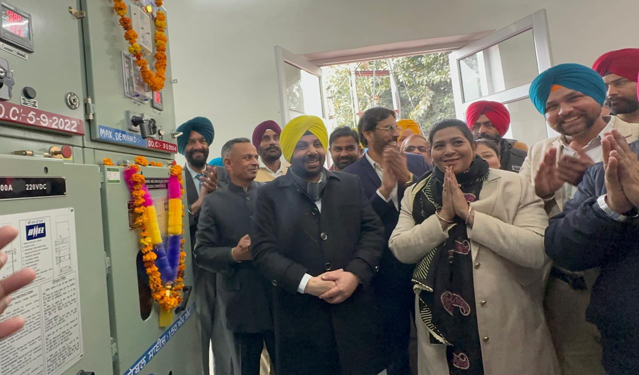 ਬਿਜਲੀ ਮੰਤਰੀ ਸ: ਹਰਭਜਨ ਸਿੰਘ ਈ.ਟੀ.ਓ ਵੱਖ ਵੱਖ ਥਾਵਾਂ ਤੇ ਨਵੇ ਫੀਡਰਾਂ ਦਾ ਉਦਘਾਟਨ ਕਰਦੇ ਹੋਏ।